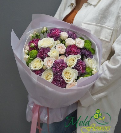 Букет с фиолетовыми гвоздиками и белыми розами Фото 394x433